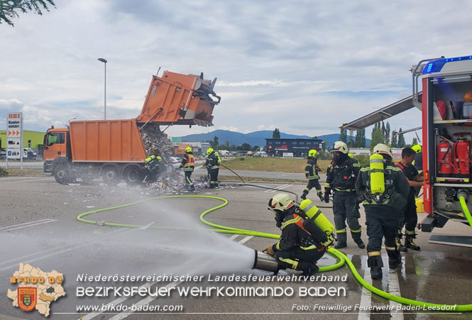20220726 Ladung von Altpapiersammelfahrzeug geriet in Brand in Baden Ortsteil Leesdorf Foto: Stefan Wagner / Freiwillige Feuerwehr Baden-Leesdorf 20220726 Ladung von Altpapiersammelfahrzeug geriet in Brand in Baden Ortsteil Leesdorf Foto: Stefan Wagner / Freiwillige Feuerwehr Baden-Leesdorf