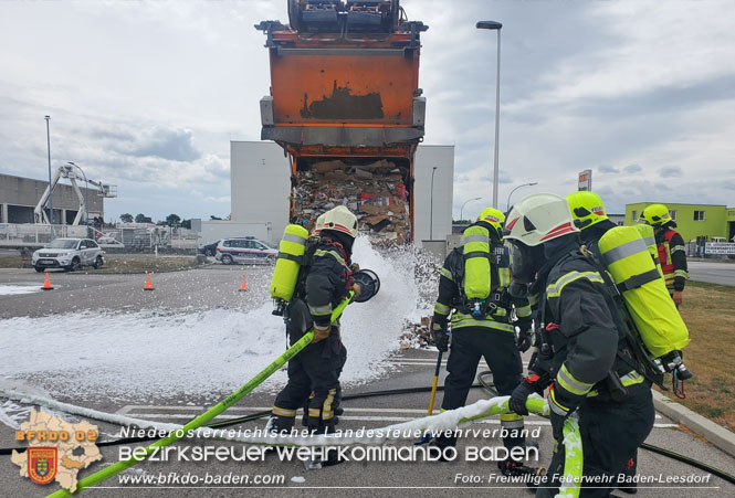 20220726 Ladung von Altpapiersammelfahrzeug geriet in Brand in Baden Ortsteil Leesdorf  Foto: Stefan Wagner / Freiwillige Feuerwehr Baden-Leesdorf