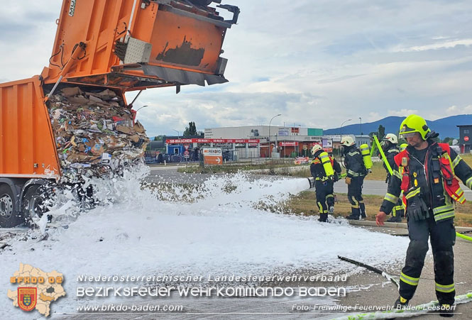 20220726 Ladung von Altpapiersammelfahrzeug geriet in Brand in Baden Ortsteil Leesdorf Foto: Stefan Wagner / Freiwillige Feuerwehr Baden-Leesdorf 20220726 Ladung von Altpapiersammelfahrzeug geriet in Brand in Baden Ortsteil Leesdorf Foto: Stefan Wagner / Freiwillige Feuerwehr Baden-Leesdorf