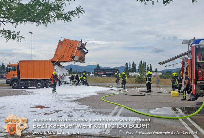 20220726 Ladung von Altpapiersammelfahrzeug geriet in Brand in Baden Ortsteil Leesdorf  Foto: Stefan Wagner / Freiwillige Feuerwehr Baden-Leesdorf