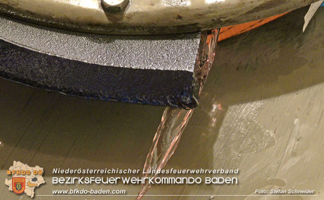 20220802 20220802 Schadstoffeinsatz wegen Gebrechen an Heizöl-Tank in Baden Ortsteil Leesdorf Foto: Stefan Schneider BFK BADEN 20220802 20220802 Schadstoffeinsatz wegen Gebrechen an Heizöl-Tank in Baden Ortsteil Leesdorf Foto: Stefan Schneider BFK BADEN