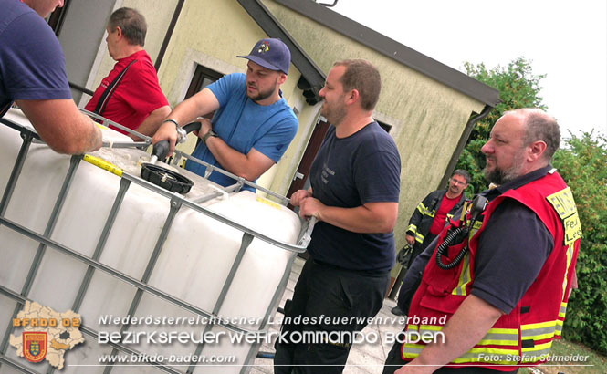 20220802 20220802 Schadstoffeinsatz wegen Gebrechen an Heizl-Tank in Baden Ortsteil Leesdorf  Foto: Stefan Schneider BFK BADEN