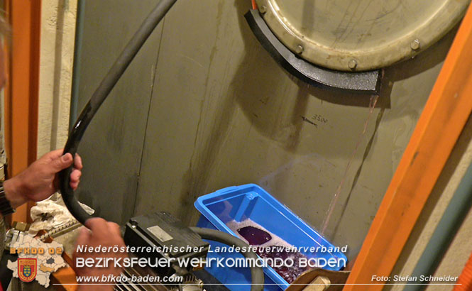 20220802 20220802 Schadstoffeinsatz wegen Gebrechen an Heizöl-Tank in Baden Ortsteil Leesdorf Foto: Stefan Schneider BFK BADEN 20220802 20220802 Schadstoffeinsatz wegen Gebrechen an Heizöl-Tank in Baden Ortsteil Leesdorf Foto: Stefan Schneider BFK BADEN