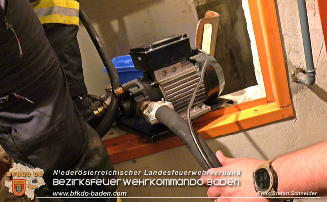 20220802 20220802 Schadstoffeinsatz wegen Gebrechen an Heizöl-Tank in Baden Ortsteil Leesdorf Foto: Stefan Schneider BFK BADEN 20220802 20220802 Schadstoffeinsatz wegen Gebrechen an Heizöl-Tank in Baden Ortsteil Leesdorf Foto: Stefan Schneider BFK BADEN