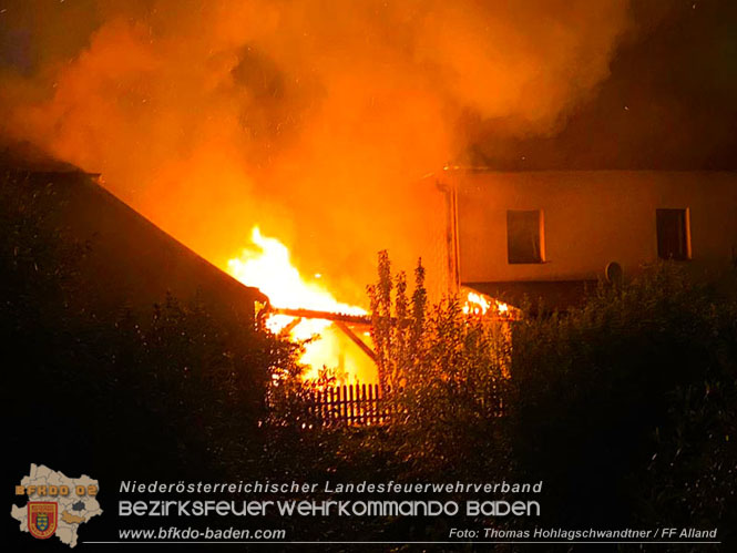 20220812 Großbrand mitten im Ortszentrum von Klausen-Leopoldsdorf   Foto: Thomas Hohlagschwandtner / FF Alland