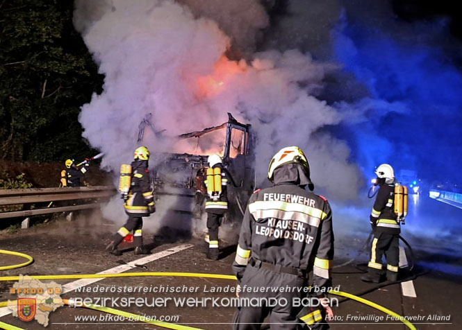 20220906 Nchtlicher Lkw Brand auf der A21 bei Alland  Foto: Harald Schieder FF Alland