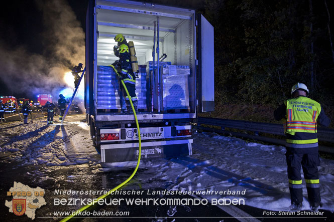 20220906 Nchtlicher Lkw Brand auf der A21 bei Alland  Foto: Stefan Schneider BFKDO BADEN