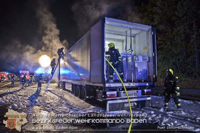 20220906 Nchtlicher Lkw Brand auf der A21 bei Alland  Foto: Stefan Schneider BFKDO BADEN