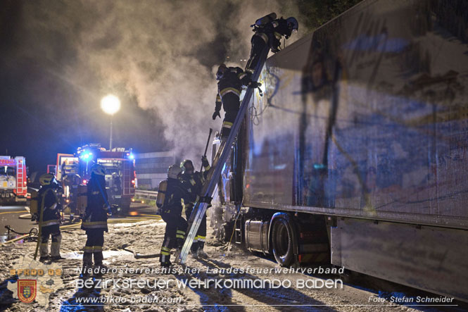 20220906 Nchtlicher Lkw Brand auf der A21 bei Alland  Foto: Stefan Schneider BFKDO BADEN