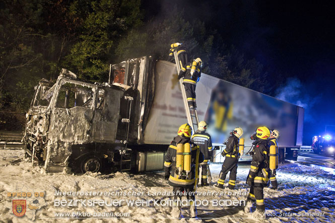 20220906 Nchtlicher Lkw Brand auf der A21 bei Alland  Foto: Stefan Schneider BFKDO BADEN