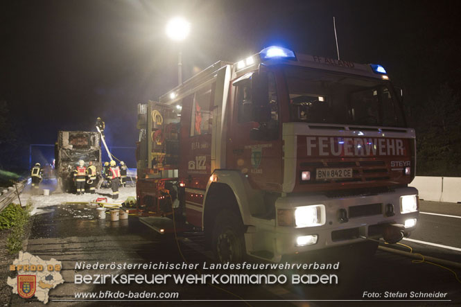 20220906 Nächtlicher Lkw Brand auf der A21 bei Alland  Foto: Stefan Schneider BFKDO BADEN