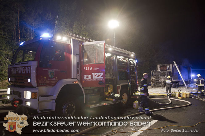 20220906 Nchtlicher Lkw Brand auf der A21 bei Alland  Foto: Stefan Schneider BFKDO BADEN