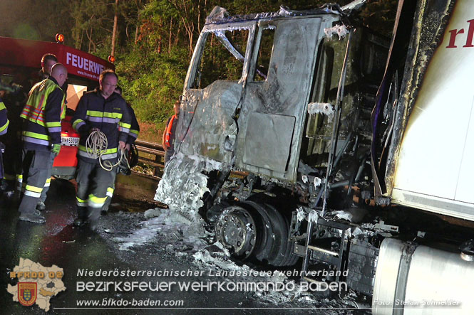 20220906 Nchtlicher Lkw Brand auf der A21 bei Alland  Foto: Stefan Schneider BFKDO BADEN