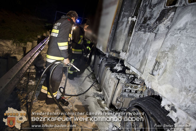 20220906 Nchtlicher Lkw Brand auf der A21 bei Alland  Foto: Stefan Schneider BFKDO BADEN