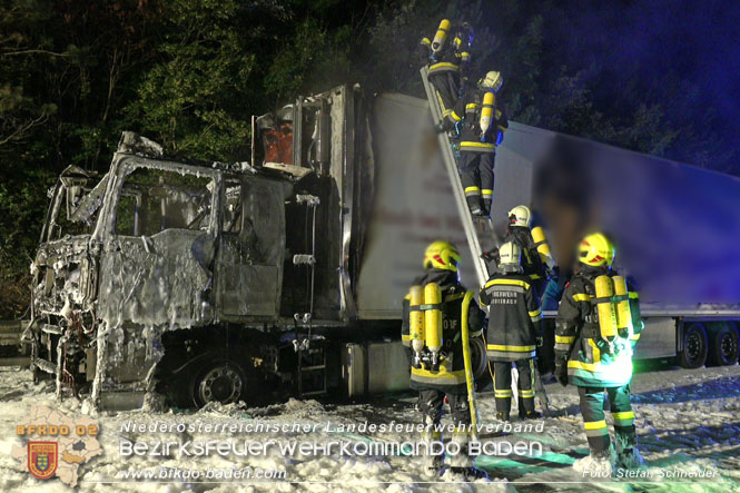 20220906 Nchtlicher Lkw Brand auf der A21 bei Alland  Foto: Stefan Schneider BFKDO BADEN