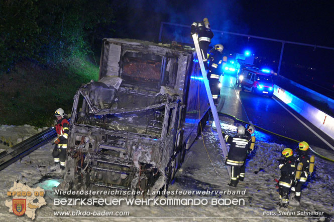 20220906 Nchtlicher Lkw Brand auf der A21 bei Alland  Foto: Stefan Schneider BFKDO BADEN