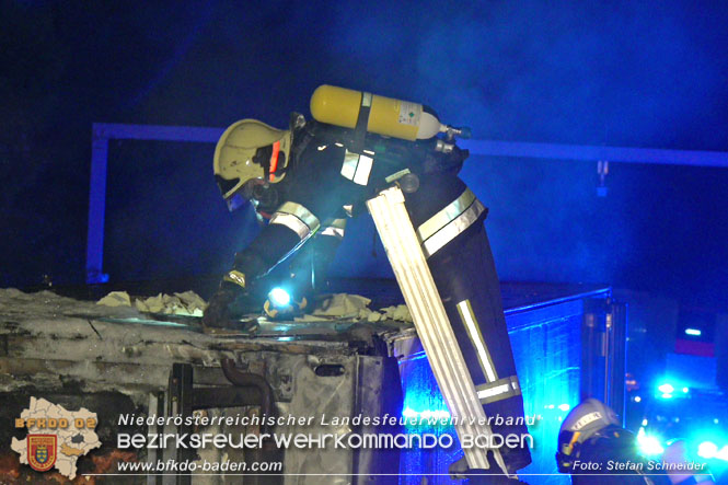 20220906 Nchtlicher Lkw Brand auf der A21 bei Alland  Foto: Stefan Schneider BFKDO BADEN