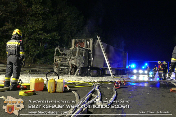 20220906 Nchtlicher Lkw Brand auf der A21 bei Alland  Foto: Stefan Schneider BFKDO BADEN