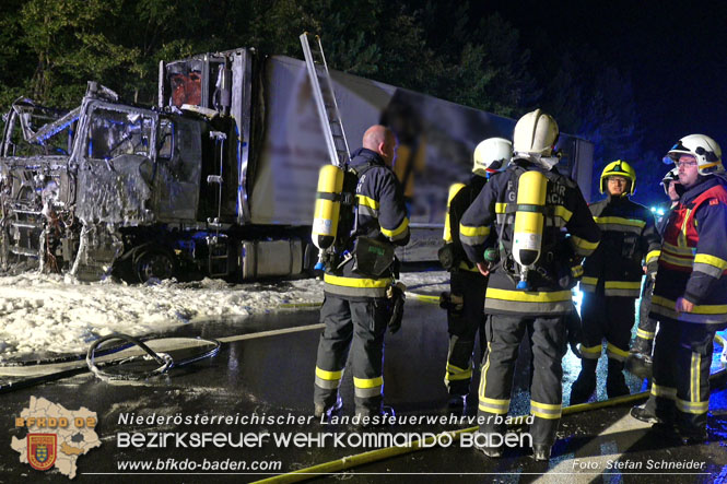 20220906 Nchtlicher Lkw Brand auf der A21 bei Alland  Foto: Stefan Schneider BFKDO BADEN