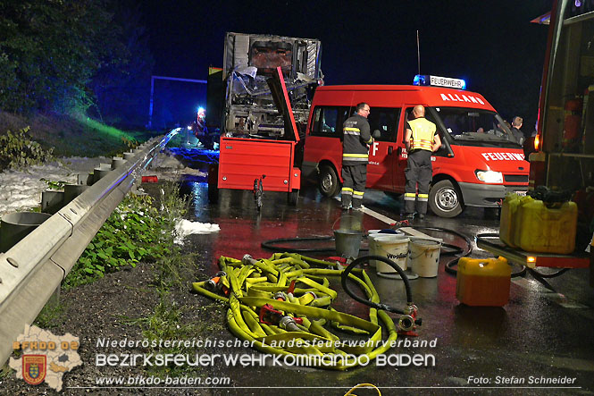 20220906 Nchtlicher Lkw Brand auf der A21 bei Alland  Foto: Stefan Schneider BFKDO BADEN