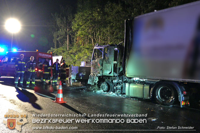 20220906 Nchtlicher Lkw Brand auf der A21 bei Alland  Foto: Stefan Schneider BFKDO BADEN