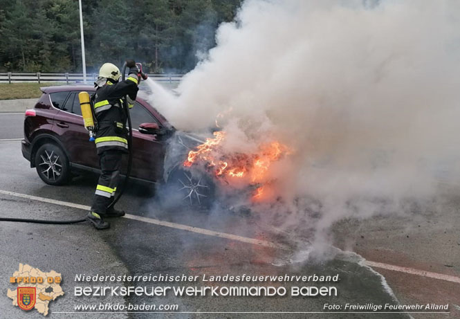 20221004 Hybrid Fahrzeugbrand am Autobahnparkplatz Weissenweg  Foto: Freiwillige Feuerwehr Alland