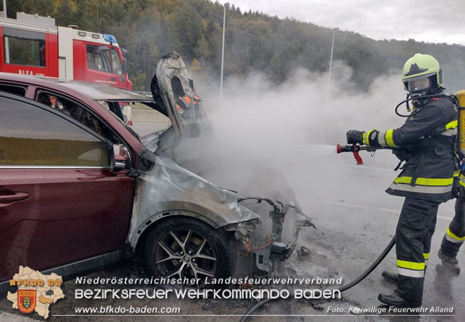 20221004 Hybrid Fahrzeugbrand am Autobahnparkplatz Weissenweg Foto: Freiwillige Feuerwehr Alland 20221004 Hybrid Fahrzeugbrand am Autobahnparkplatz Weissenweg Foto: Freiwillige Feuerwehr Alland