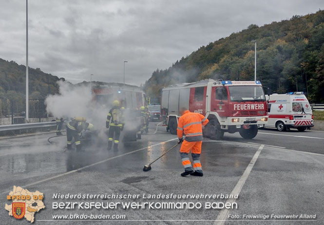 20221004 Hybrid Fahrzeugbrand am Autobahnparkplatz Weissenweg Foto: Freiwillige Feuerwehr Alland 20221004 Hybrid Fahrzeugbrand am Autobahnparkplatz Weissenweg Foto: Freiwillige Feuerwehr Alland