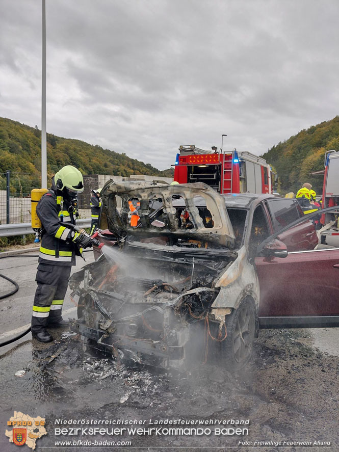 20221004 Hybrid Fahrzeugbrand am Autobahnparkplatz Weissenweg  Foto: Freiwillige Feuerwehr Alland