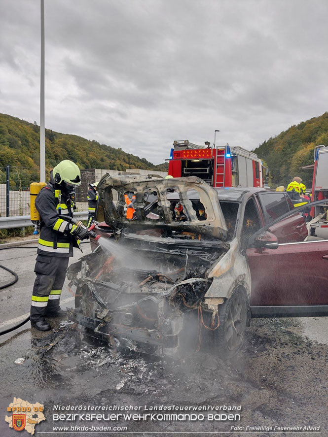20221004 Hybrid Fahrzeugbrand am Autobahnparkplatz Weissenweg Foto: Freiwillige Feuerwehr Alland 20221004 Hybrid Fahrzeugbrand am Autobahnparkplatz Weissenweg Foto: Freiwillige Feuerwehr Alland