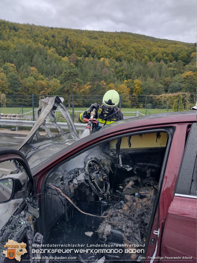 20221004 Hybrid Fahrzeugbrand am Autobahnparkplatz Weissenweg  Foto: Freiwillige Feuerwehr Alland