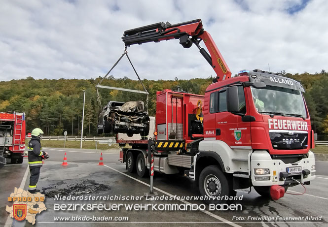 20221004 Hybrid Fahrzeugbrand am Autobahnparkplatz Weissenweg Foto: Freiwillige Feuerwehr Alland 20221004 Hybrid Fahrzeugbrand am Autobahnparkplatz Weissenweg Foto: Freiwillige Feuerwehr Alland