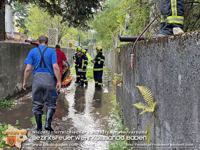 20221005 Person strzt in Bachbett - Feuerwehr untersttzt Rettungskrfte  Foto: Peter Schiffner FF Berndorf-Stadt