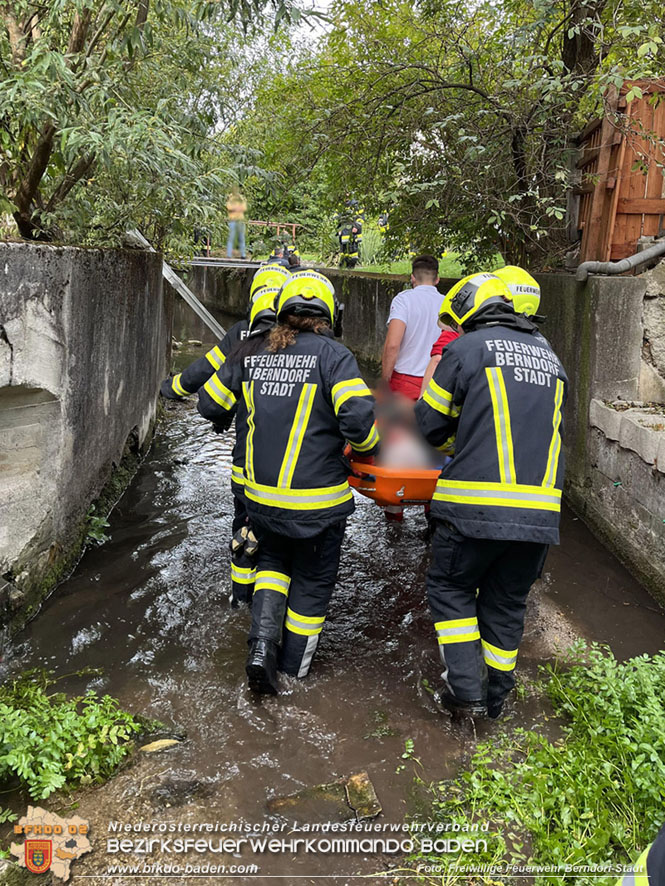20221005 Person stürzt in Bachbett - Feuerwehr unterstützt Rettungskräfte  Foto: Peter Schiffner FF Berndorf-Stadt