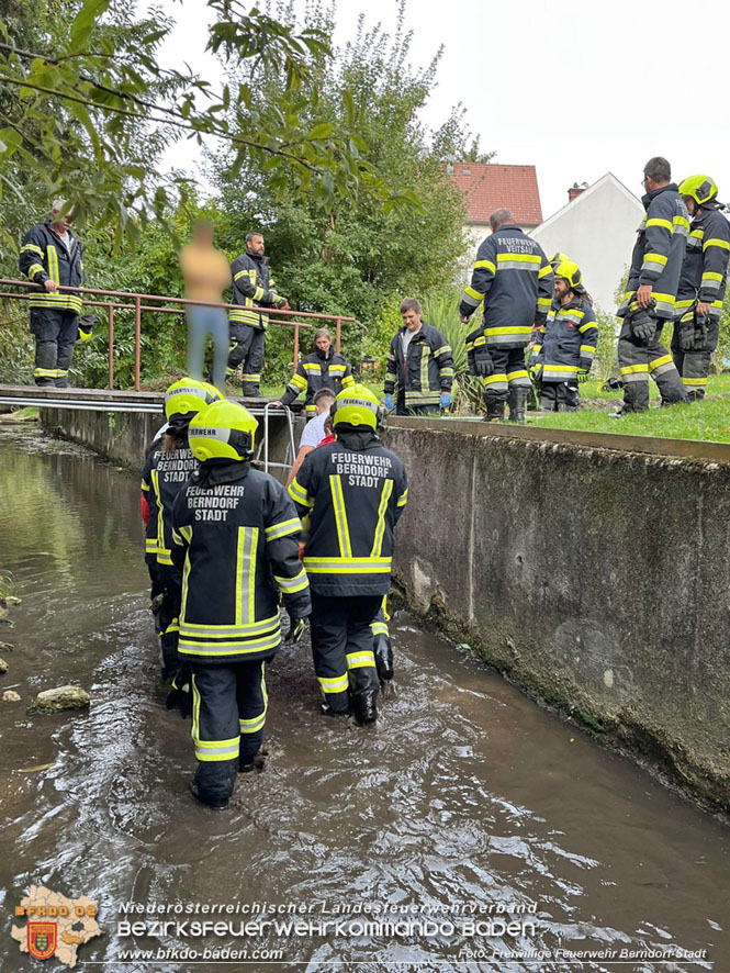 20221005 Person stürzt in Bachbett - Feuerwehr unterstützt Rettungskräfte  Foto: Peter Schiffner FF Berndorf-Stadt