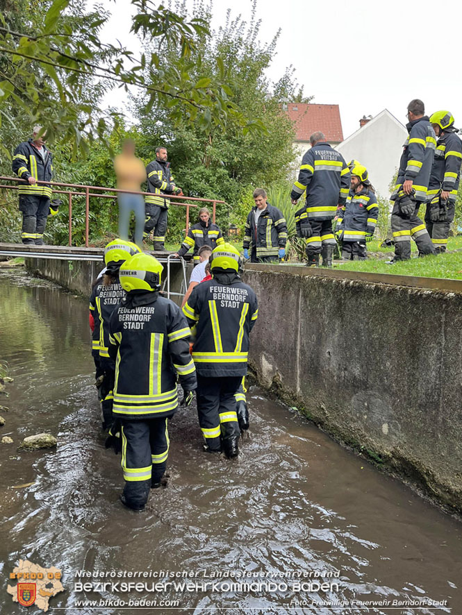 20221005 Person strzt in Bachbett - Feuerwehr untersttzt Rettungskrfte  Foto: Peter Schiffner FF Berndorf-Stadt