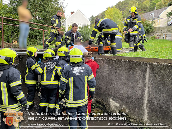 20221005 Person strzt in Bachbett - Feuerwehr untersttzt Rettungskrfte  Foto: Peter Schiffner FF Berndorf-Stadt