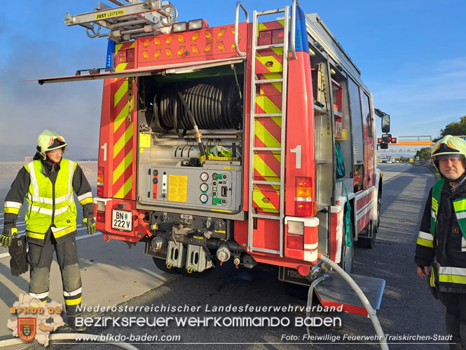 20221010 Fahrzeugbrand auf der A2 Südautobahn Richtung Wien Foto: Freiwillige Feuerwehr Traiskirchen-Stadt 20221010 Fahrzeugbrand auf der A2 Südautobahn Richtung Wien Foto: Freiwillige Feuerwehr Traiskirchen-Stadt