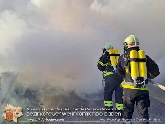 20221010 Fahrzeugbrand auf der A2 Sdautobahn Richtung Wien  Foto: Freiwillige Feuerwehr Traiskirchen-Stadt