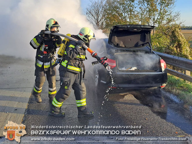 20221010 Fahrzeugbrand auf der A2 Sdautobahn Richtung Wien  Foto: Freiwillige Feuerwehr Traiskirchen-Stadt