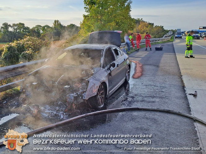 20221010 Fahrzeugbrand auf der A2 Südautobahn Richtung Wien  Foto: Freiwillige Feuerwehr Traiskirchen-Stadt