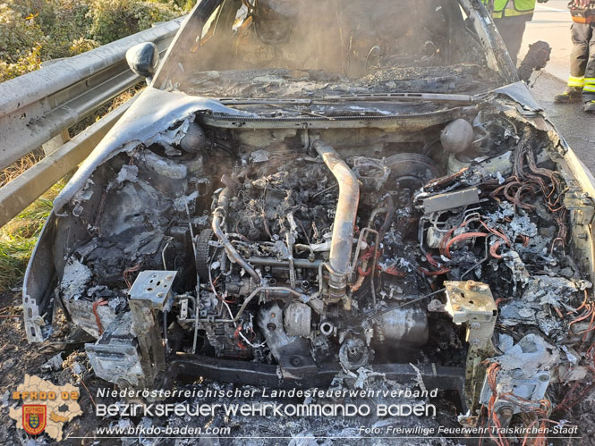 20221010 Fahrzeugbrand auf der A2 Sdautobahn Richtung Wien  Foto: Freiwillige Feuerwehr Traiskirchen-Stadt