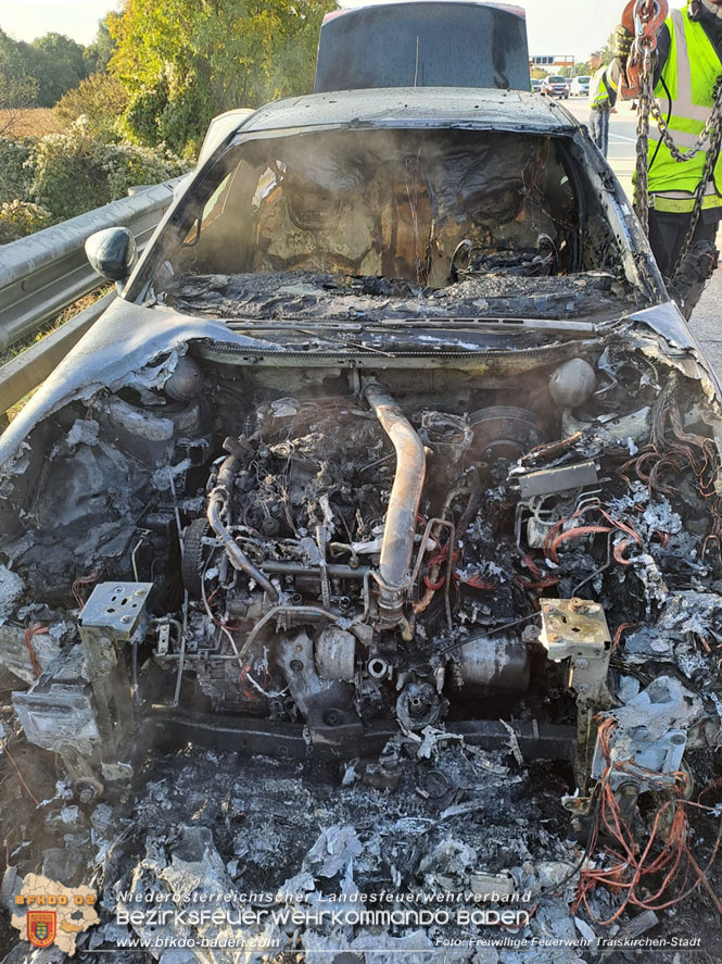 20221010 Fahrzeugbrand auf der A2 Sdautobahn Richtung Wien  Foto: Freiwillige Feuerwehr Traiskirchen-Stadt