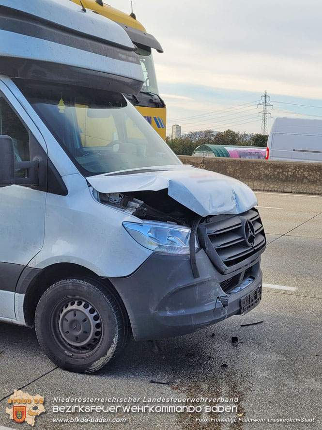 20221010 Fahrzeugbrand auf der A2 Sdautobahn Richtung Wien  Foto: Freiwillige Feuerwehr Traiskirchen-Stadt