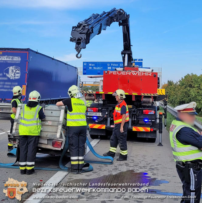 20221010 Fahrzeugbrand auf der A2 Sdautobahn Richtung Wien  Foto: Freiwillige Feuerwehr Traiskirchen-Stadt