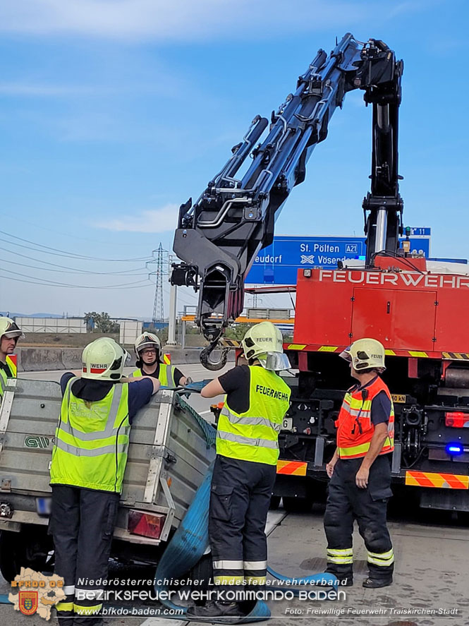 20221010 Fahrzeugbrand auf der A2 Sdautobahn Richtung Wien  Foto: Freiwillige Feuerwehr Traiskirchen-Stadt