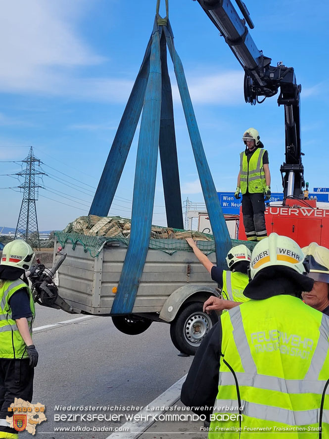 20221010 Fahrzeugbrand auf der A2 Sdautobahn Richtung Wien  Foto: Freiwillige Feuerwehr Traiskirchen-Stadt