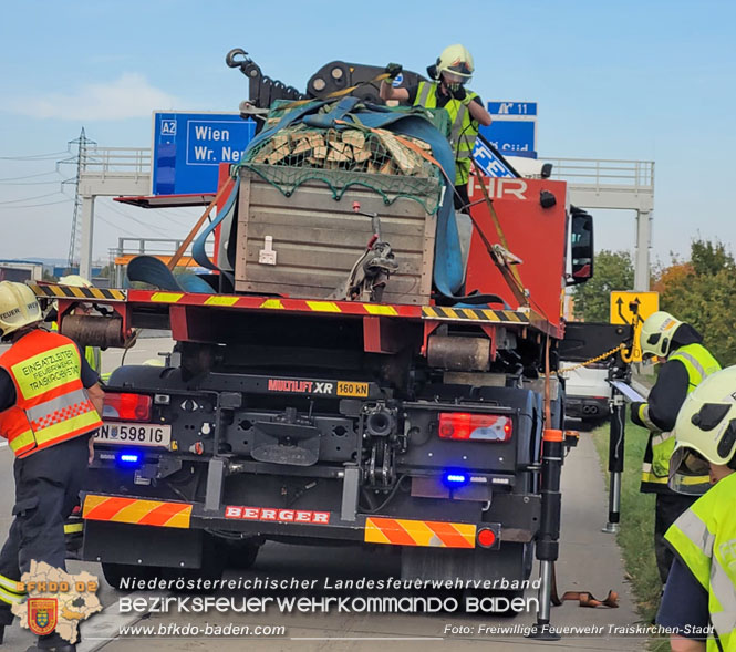 20221010 Fahrzeugbrand auf der A2 Sdautobahn Richtung Wien  Foto: Freiwillige Feuerwehr Traiskirchen-Stadt