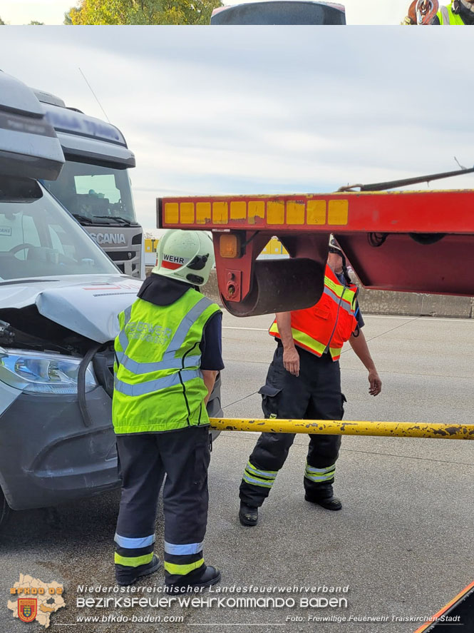 20221010 Fahrzeugbrand auf der A2 Südautobahn Richtung Wien  Foto: Freiwillige Feuerwehr Traiskirchen-Stadt