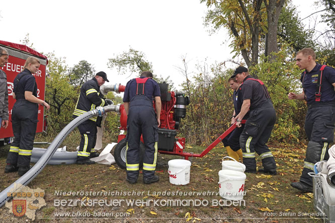 20221015 Fischbestand in Gefahr - Feuerwehr pumpt ber 3 Millionen Liter Wasser  Foto: Stefan Schneider BFKDO BADEN